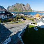 Pensionat Sakrisoy Gjestegard - Manor House In Sakrisoy - Solbakken Anno 1880 Reine