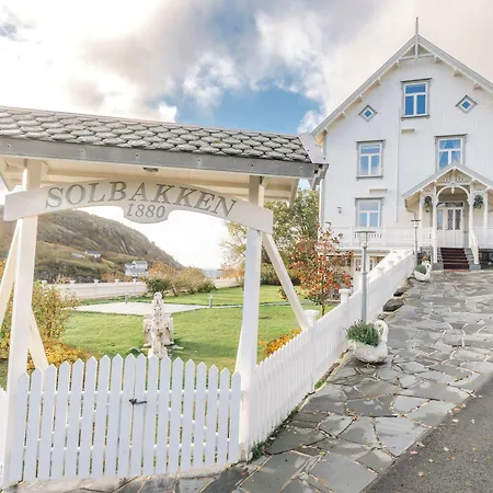 Sakrisoy Gjestegard - Manor House In Sakrisoy - Solbakken Anno 1880 Pensjonat