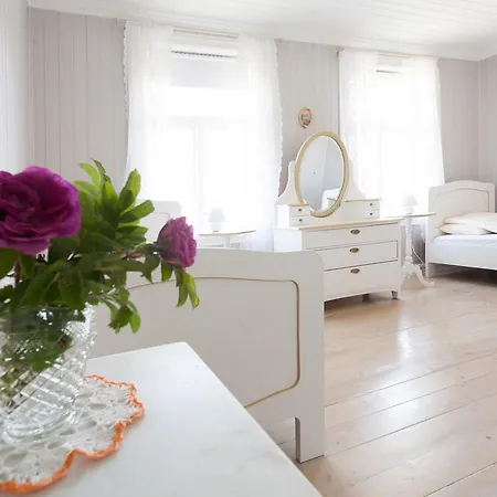 Sakrisoy Gjestegard - Manor House In Sakrisoy - Solbakken Anno 1880 * Reine