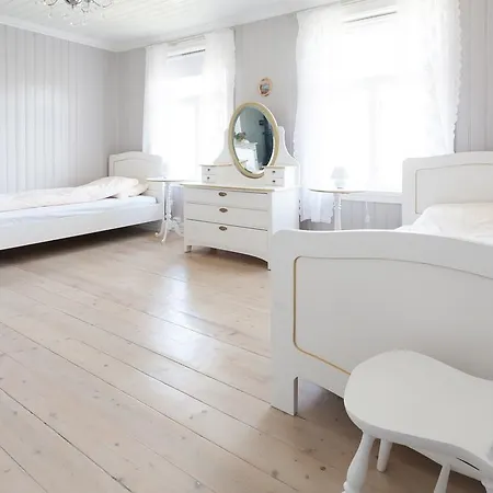 Sakrisoy Gjestegard - Manor House In Sakrisoy - Solbakken Anno 1880 Gasthof *