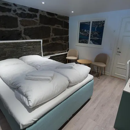 Sakrisoy Gjestegard - Manor House In Sakrisoy - Solbakken Anno 1880