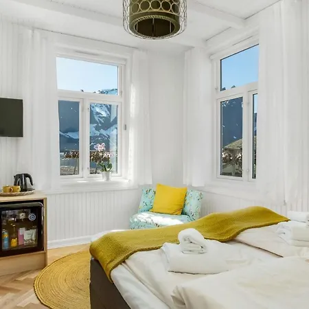 Gasthof Sakrisoy Gjestegard - Manor House In Sakrisoy - Solbakken Anno 1880 Reine