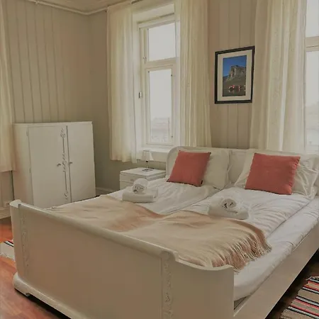 Gasthof Sakrisoy Gjestegard - Manor House In Sakrisoy - Solbakken Anno 1880 Reine