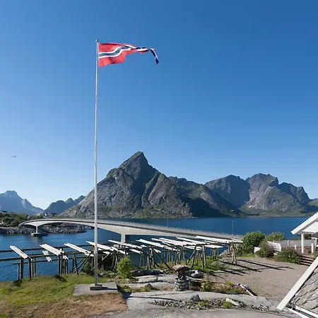 Sakrisøy Gjestegård - Solbakken Anno 1880 *